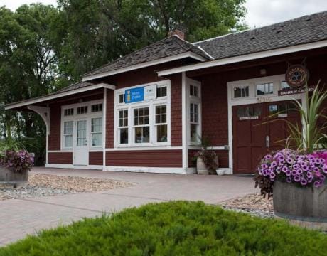 Brown building with white trim and a 'Visitor Centre' sign